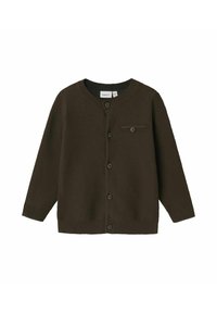 Brun stickad cardigan med rund halsringning, framknäppning med knappar och en liten fickdetalj. Har ribbade ärmslut och nederkant.