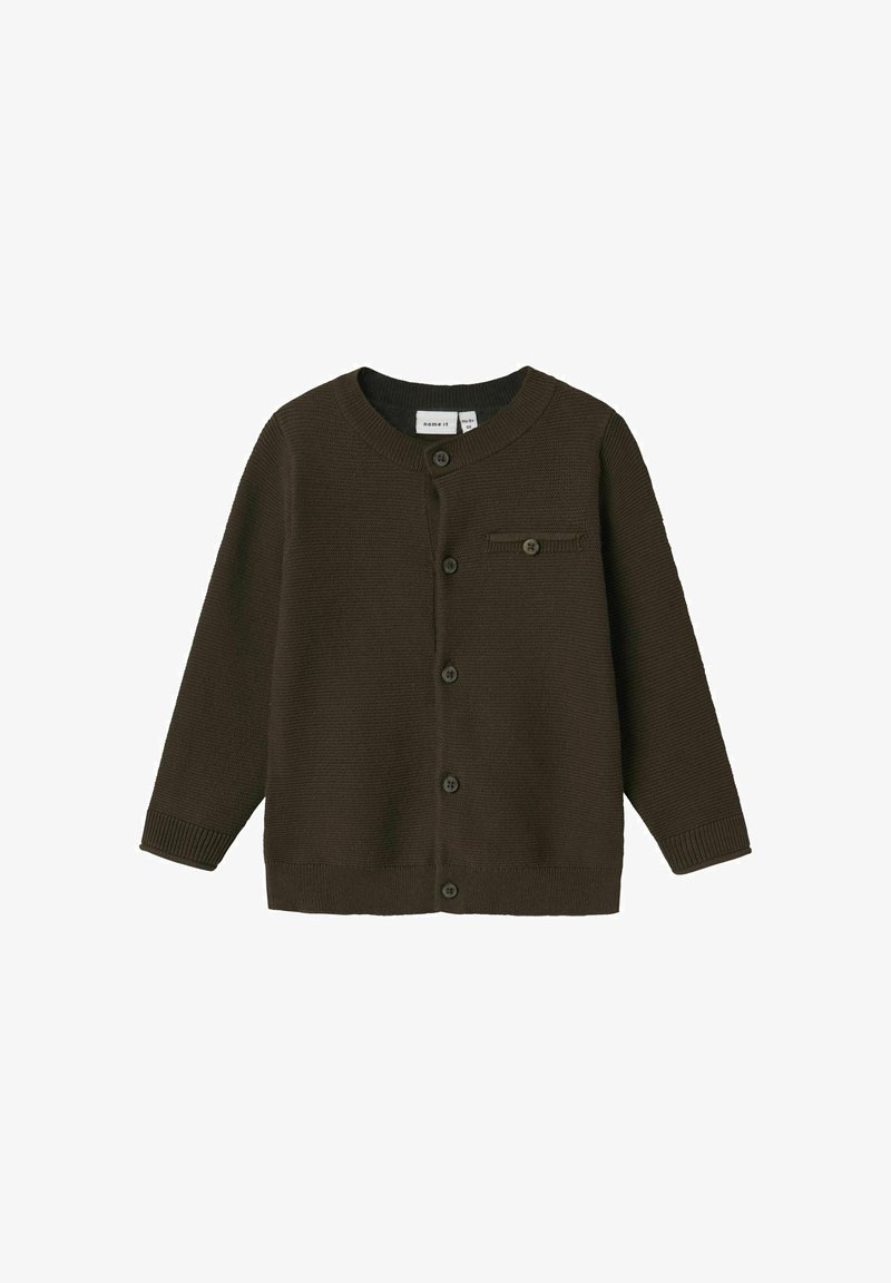 Brūns adīts kardigāns ar apaļu kakla izgriezumu, priekšējo pogu aizdari un mazu kabatas detaļu. Iekļauj ribotu aproču un apakšmalas dizainu.