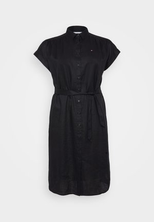 Sort skjortekjole med korte ærmer, knaplukning foran og bælte med selvbinding i taljen. Fremstillet af let stof med en struktureret overflade.