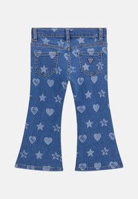 Jeans in denim a zampa d'elefante con motivi a stelle e cuori di colore blu chiaro, due tasche posteriori e un dettaglio con logo sulla tasca destra.