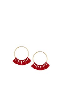 Goldene Creolen mit roten Quasten, in runder Form und mit strukturiertem Finish, betonen die kontrastierenden Farben.