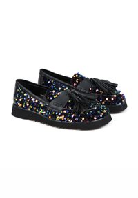 Czarne buty wsuwane pokryte wielokolorowymi cekinami; mają dekoracyjną frędzelkę oraz teksturowaną gumową podeszwę z wzorem w zygzaki.