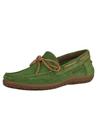 Chaussure bateau en suède vert avec semelle en caoutchouc marron, présentant un détail de laçage à l'avant et sur le côté, et une finition en cuir texturé.