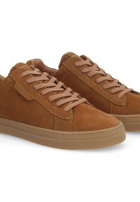 Baskets en toile suède marron avec des lacets marron doux, bout rond, design minimaliste et semelle en caoutchouc texturé featuring un motif en losange.