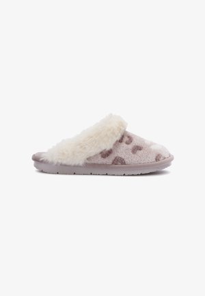 Chausson en peluche à enfiler, avec un tissu en imprimé léopard beige et une bordure en fausse fourrure crème sur une semelle en caoutchouc.