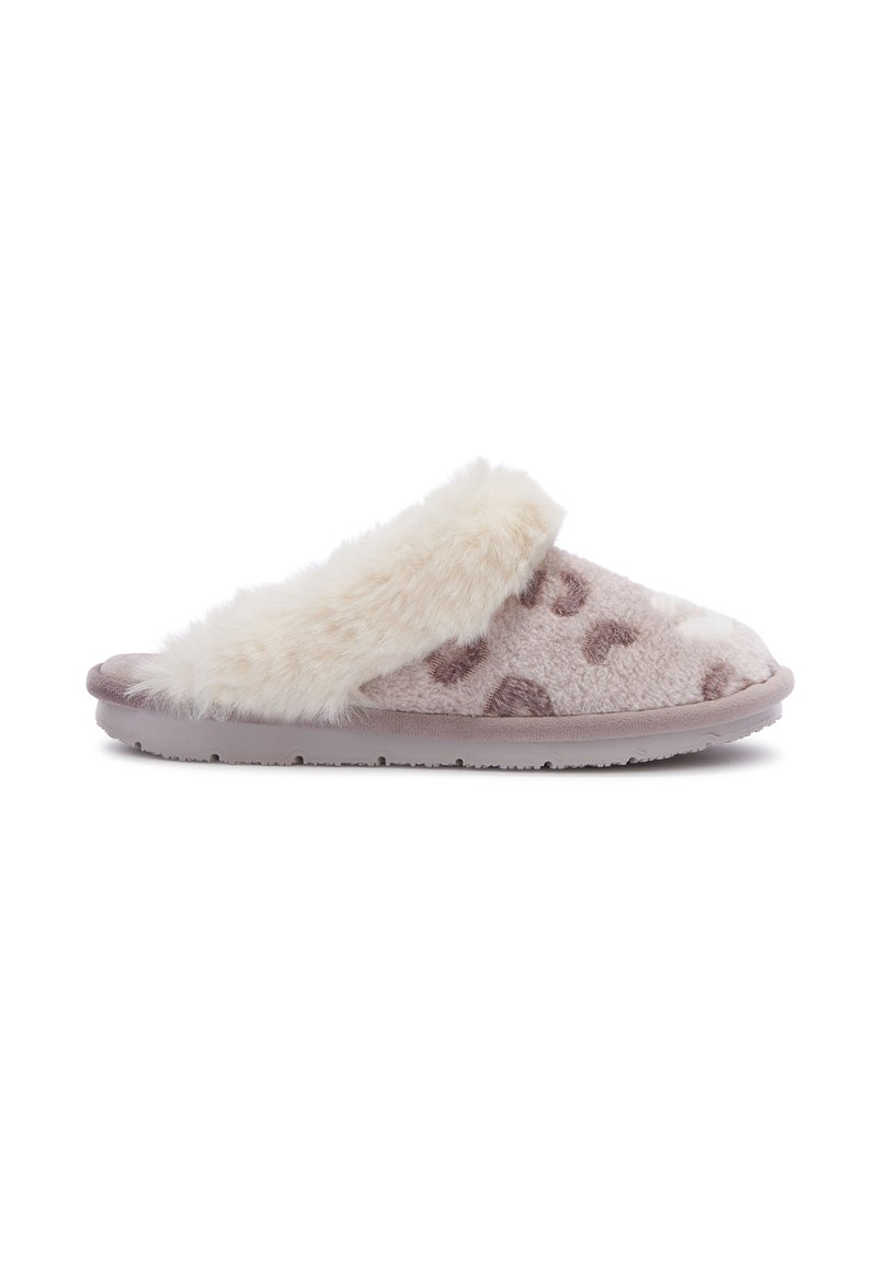 En ensam, fluffig toffla i beige leopardmönstrad tyg med krämfärgad fuskpälskant på en gummisula.