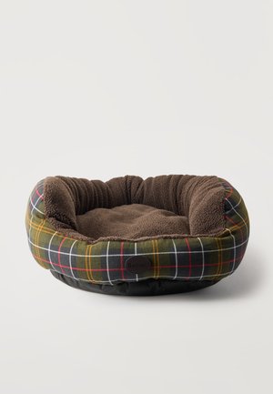 Lit doux rectangulaire pour animal avec intérieur en polaire marron surélevé et tissu extérieur à carreaux verts, rouges et jaunes sur fond blanc.