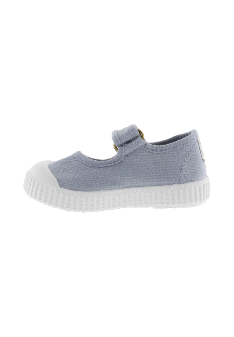 Nike Mary Jane di tela blu chiaro con punta e suola in gomma bianca. Presenta un'apertura rotonda e un attacco con strappo in velcro.