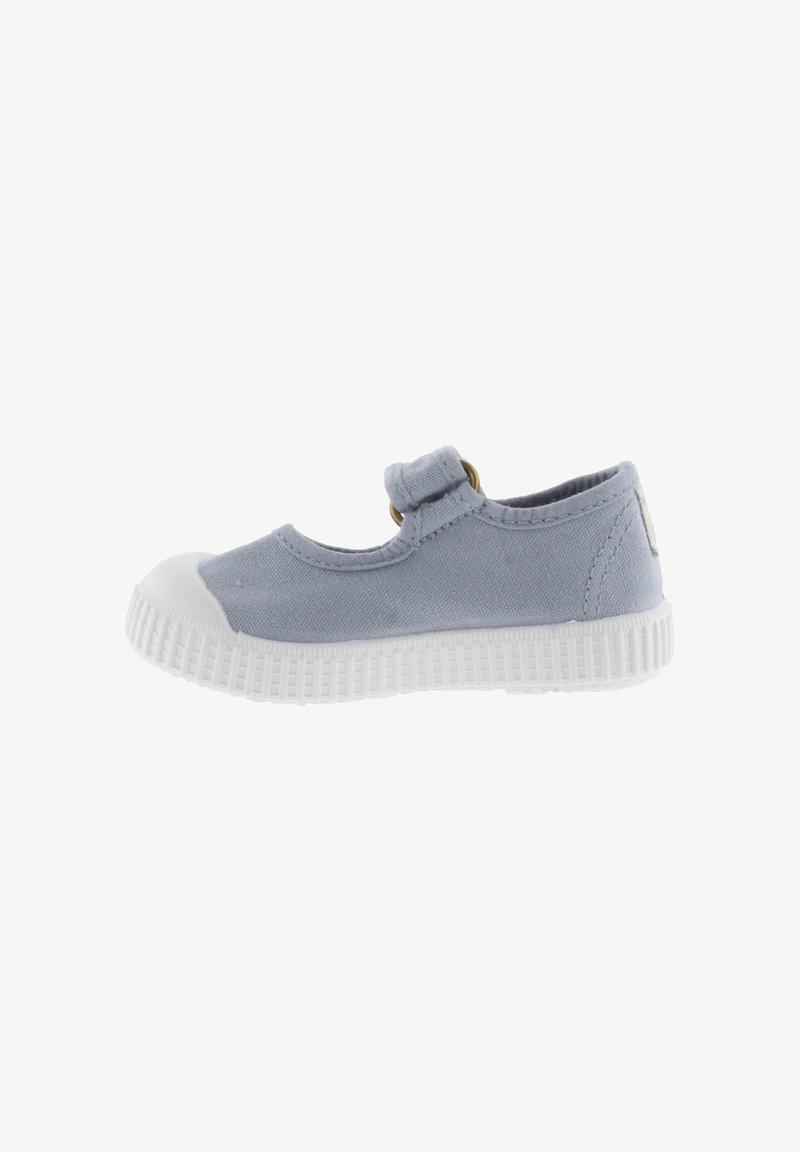 Nike Mary Jane di tela blu chiaro con punta e suola in gomma bianca. Presenta un'apertura rotonda e un attacco con strappo in velcro.