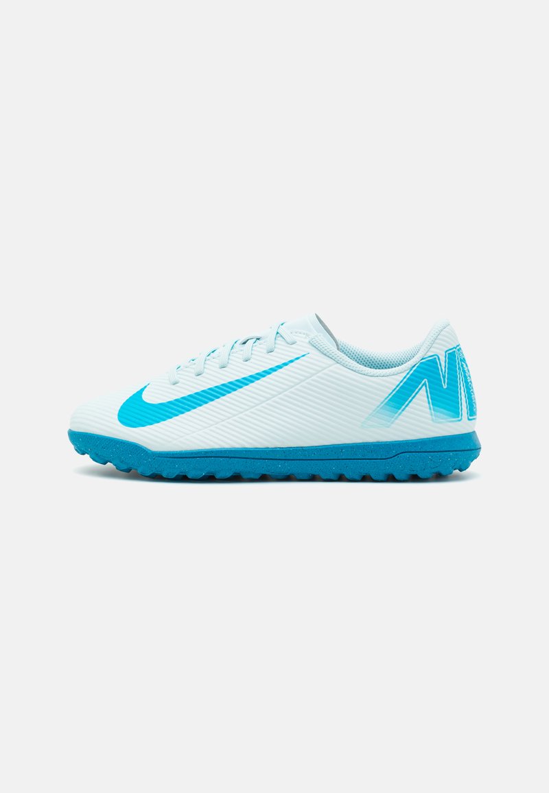 Nike jalgpallijalanõud helesinises ja teal värvitoonis, millel on tekstureeritud ülemine osa, ribalik disain, ümmargune varvas ja haarduv, nupukummist põhi.
