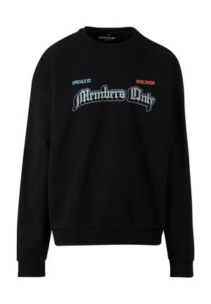 Svart hettegenser laget av bomull med lange ermer. Har "Members Only" i grått og "UPSCALA ST." i blått, samt "WORLDWIDE" i rødt.