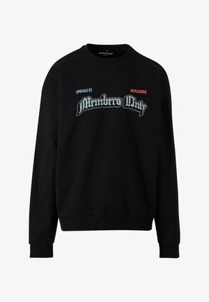 Fekete, hosszúujjú pamut pulóver. Jellemzi a "Members Only" felirat szürkében, az "UPSCALA ST." kékben, és a "WORLDWIDE" pirosban.