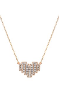 Rose gold halskæde med et hjerteformet vedhæng, prydet med klare rhinsten i et geometrisk mønster; delikat kæde med lukning.