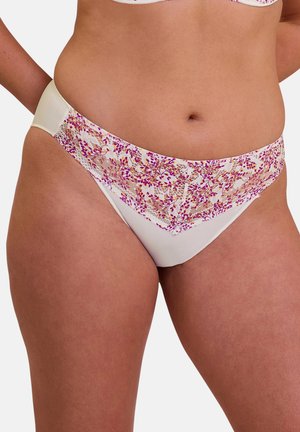 Sous-vêtements avec une base blanche, présentant un design en dentelle florale dans des tons de violet et de rose le long de la taille et des côtés, texture lisse.