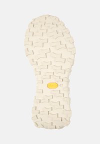 Suola Vibram di colore bianco sporco con un motivo di battistrada testurizzato. Presenta tacchetti profondi per una migliore aderenza e contrassegnata con la taglia 42.