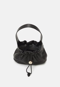 Musta nahkainen laukku, jossa on kerätty muotoilu, sileä pinta ja ohut kahva. Siinä on kullanvärinen lukko ja tilava sisäosa.