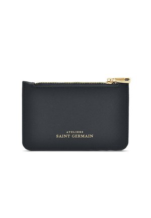 Portefeuille zippé en cuir noir avec une texture lisse, quincaillerie dorée et logo embossé "ATELIERS SAINT GERMAIN" sur le devant.