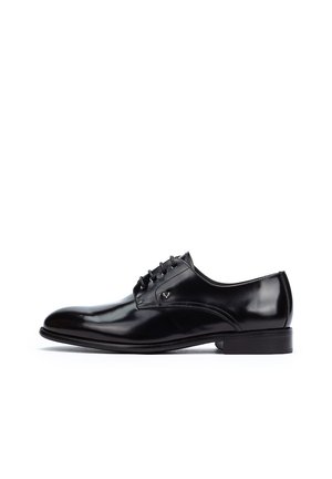 Zapato de vestir de cuero negro con un acabado pulido, forma curva, diseño de cordones y un tacón bajo y plano. Presenta costuras mínimas y un detalle de logo.