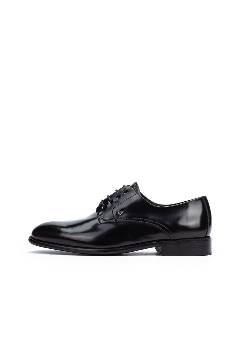 Zapato de vestir de cuero negro con un acabado pulido, forma curva, diseño de cordones y un tacón bajo y plano. Presenta costuras mínimas y un detalle de logo.