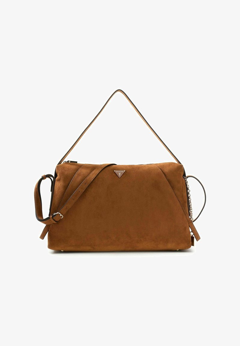 Sac à main Guess en daim marron avec une poignée supérieure, une bandoulière ajustable et une plaque logo triangulaire au centre avant.