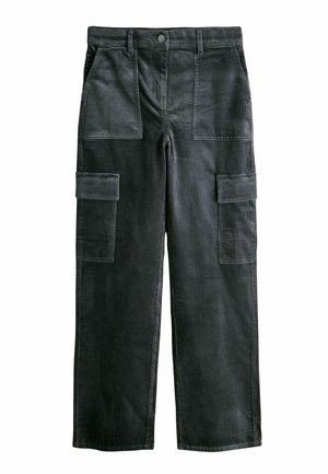 Schwarze Cord-Cargohose mit weitem Bein, vorne aufgesetzten Taschen, Klappentaschen an beiden Oberschenkeln und einem knöpfbaren Bundverschluss.