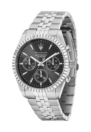 Zilverkleurig roestvrijstalen Maserati polshorloge met zwarte wijzerplaat, drie subdials en een waterbestendigheid tot 100 meter.