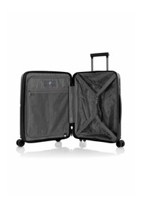 Valigia nera con guscio rigido, aperta per rivelare un interno grigio foderato, cinghie incrociate regolabili, una tasca in rete e ruote girevoli a 360 gradi.
