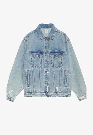 Chaqueta de mezclilla azul claro con un cuello clásico, dos bolsillos en el pecho y bolsillos laterales. Detalles desgastados y acentos de hardware plateado.