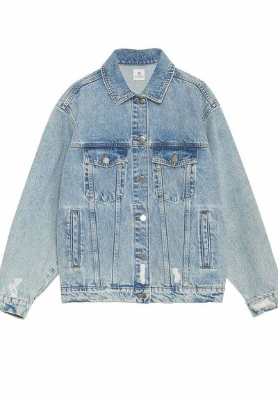 Απαλή μπλε τζιν ζακέτα με κλασικό γιακά, δύο θήκες στο στήθος και πλαϊνές τσέπες. Φθαρμένες λεπτομέρειες και μεταλλικά αξεσουάρ σε ασημί απόχρωση.