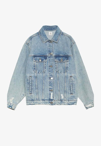 Απαλή μπλε τζιν ζακέτα με κλασικό γιακά, δύο θήκες στο στήθος και πλαϊνές τσέπες. Φθαρμένες λεπτομέρειες και μεταλλικά αξεσουάρ σε ασημί απόχρωση.