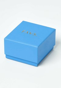 Liten kvadratisk blå låda med guldtexten "FAVS." centrerad upptill, mot en enkel vit bakgrund.