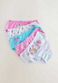 Quattro paia di mutandine in cotone per bambini, nei colori rosa, bianco e blu, con stampe di cartoni animati, bordi di pizzo decorativi e dettagli a fiocco.