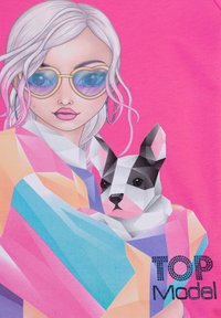 Illustrazione di una persona con capelli chiari e occhiali da sole che tiene un cane low-poly. Sfondo rosa acceso, con motivi geometrici in più colori.