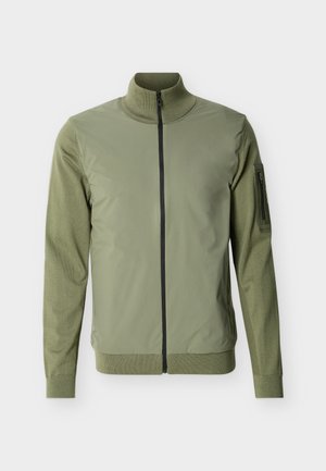 Ανδρικό μπουφάν ελιάς με πλήρη φερμουάρ μπροστά, ψηλό γιακά, πλεκτά μανίκια και τσέπη με φερμουάρ στον αριστερό πάνω βραχίονα.