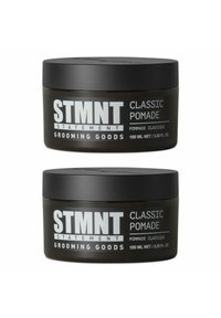 Zwei schwarze runde Töpfe mit STMTNT Classic Pomade, jeweils mit weißem Text etikettiert und mit einem Volumen von 100 ml, die eine glatte matte Oberfläche aufweisen.