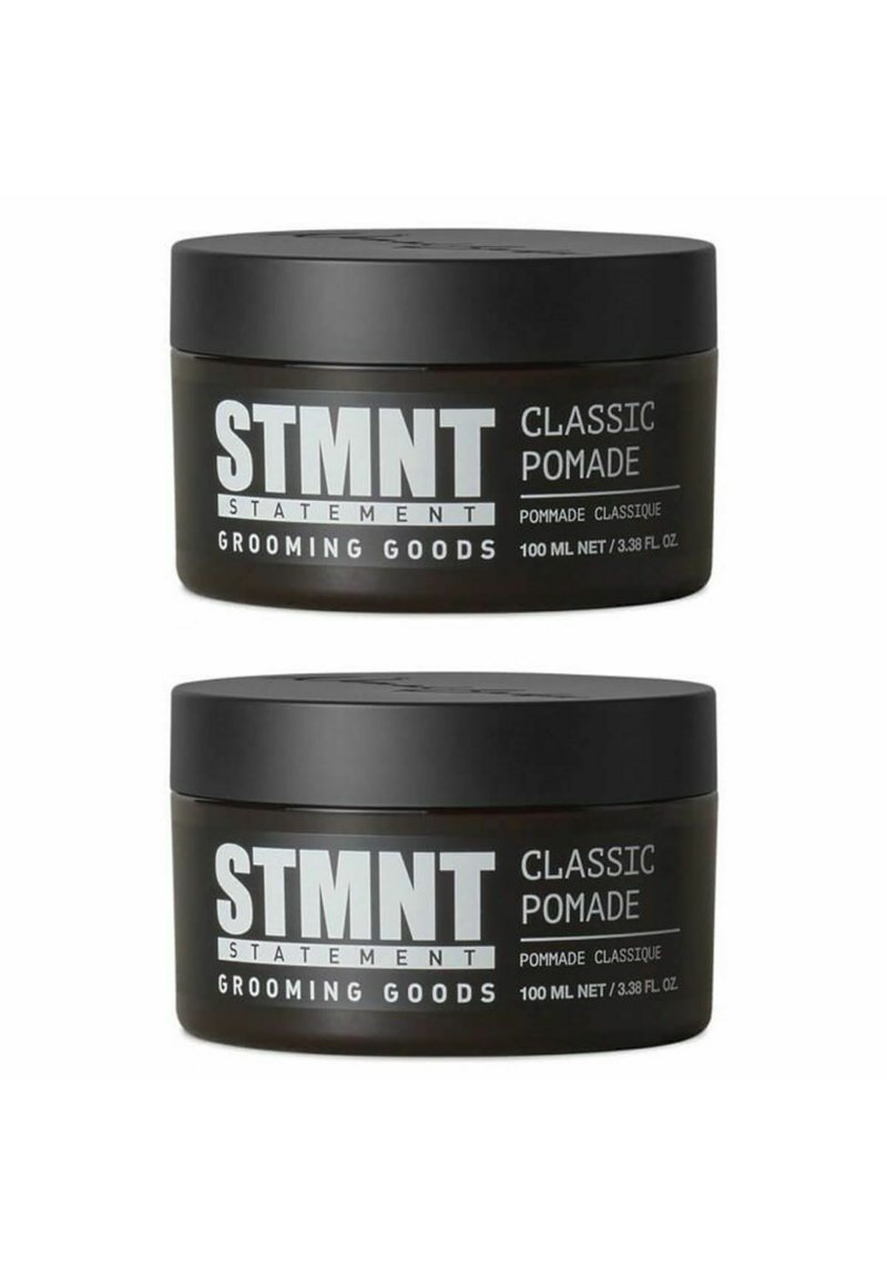 Zwei schwarze runde Töpfe mit STMTNT Classic Pomade, jeweils mit weißem Text etikettiert und mit einem Volumen von 100 ml, die eine glatte matte Oberfläche aufweisen.