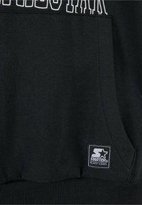 Sudadera negra con un bolsillo frontal, con un diseño de texto en blanco y un logo cuadrado en blanco de "Starter Black Label" en la parte inferior izquierda.