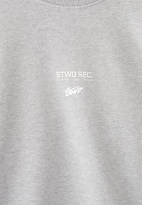 Sweat-shirt gris clair avec texte blanc "STWD REC." et logo stylisé "STWD." centré sur la poitrine sous l'encolure.