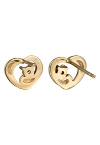 Guld hjerteformede øreringe med udskåret design der har en lille figur. Glat tekstur og skinnende finish, der viser detaljeret håndværk.