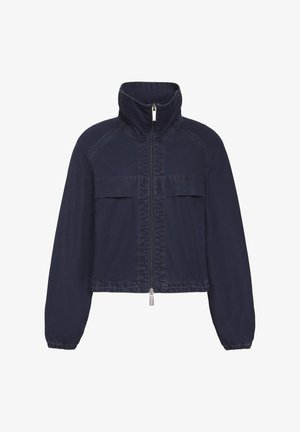 Chaqueta azul marino de manga larga con cuello alto, cremallera frontal, puños elásticos y detalle de costura horizontal en el pecho.