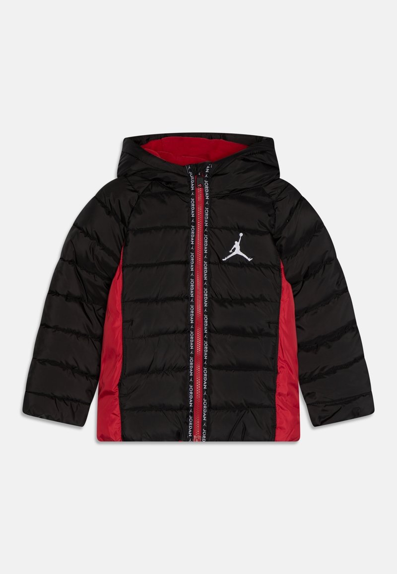 Czarna i czerwona puchowa kurtka z kapturem, z zamkiem błyskawicznym z przodu, bocznymi czerwonymi panelami oraz białym logo Jumpman na lewej piersi.