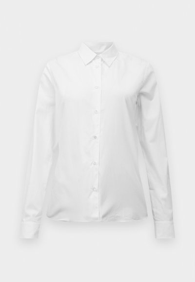 Valge pikka varrukat ja nööbitavat särki, millel on terav krae, kohandatud sobivus ja mansetid, esitletud ühetaolise valge tausta ees.