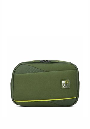 Borsa da viaggio compatta rettangolare verde oliva con bordatura gialla e logo MODO by Roncato sul davanti, chiusura con cerniera in alto.