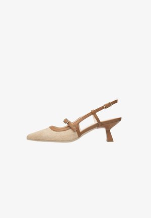 Décolleté slingback in rete beige con accenti in pelle marrone, punta a punta, fibbia regolabile e tacco a blocco di 4 cm. Dettaglio di texture trasparente nel materiale.