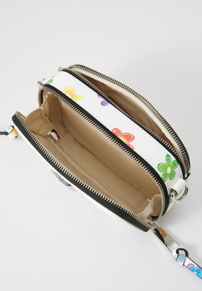 Piccola borsa bianca con motivi floreali multicolori, due scomparti con zip aperta, interno beige e tracolla coordinata staccabile.