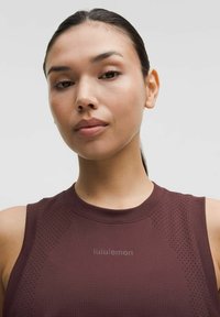 Bordo beisbolinis bez rankovių marškinėliai su apykakle, turintys vėdinamus tinklelius ir "lululemon" logotipą priekyje.