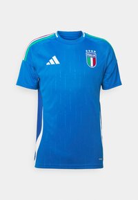 Niebieska koszulka Adidas z krótkim rękawem, z akcentami w kolorach flagi Włoch, z okrągłym dekoltem, strukturalnym materiałem i delikatnym pionowym wzorem.