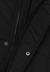 Giacca nera imbottita con chiusura a zip e bottoni a pressione. Il tessuto è strutturato con un motivo trapuntato.