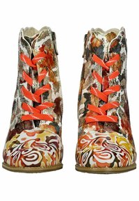 Botas de tobillo con flores multicolores y cordones naranjas, parte superior de cuero texturizado y diseño estampado en la zona de los dedos.