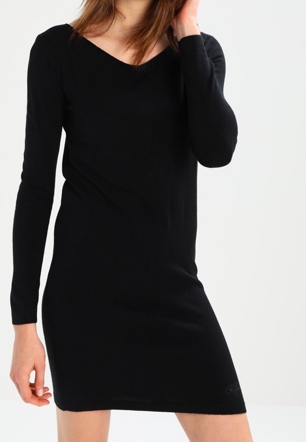 Schwarzes gestricktes Kleid mit V-Ausschnitt, langen Ärmeln und figurbetonter Silhouette. Bietet eine glatte Textur und dezente Markierung nahe dem Saum.